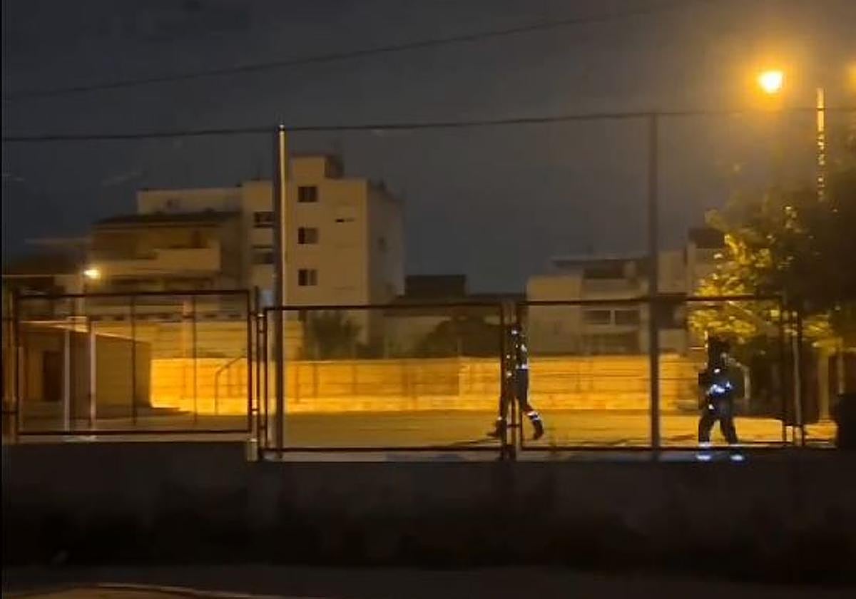 Los bomberos dentro del centro escolar en la madrugada de este martes.