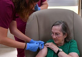 Una usuaria de la residencia Virgen del Valle de El Palmar, en Murcia, recibe la vacuna frente al virus respiratorio sincitial.