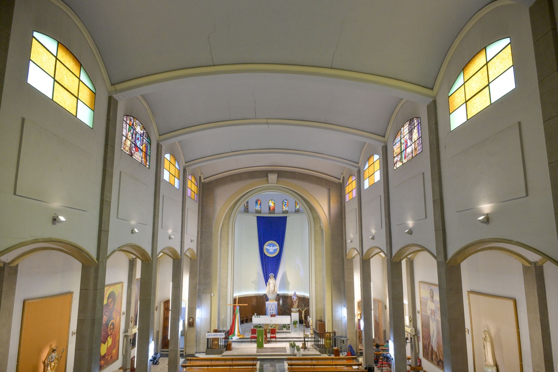 La nave central del templo de Nuestra Señora de Fátima presenta grietas trasversales en toda su extensión.