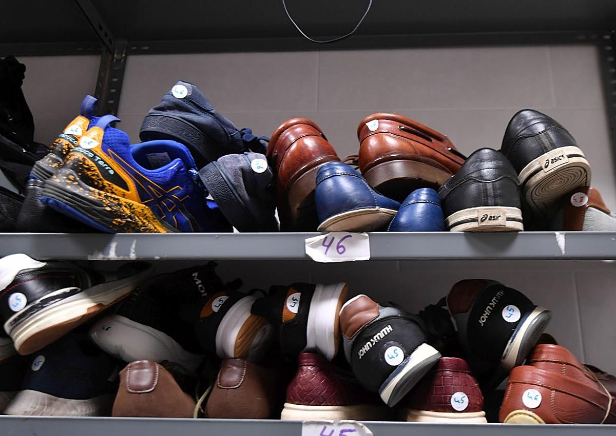 Imagen secundaria 1 - Jesús Abandonado necesita chubasqueros y ropa de abrigo para un nuevo perfil de &#039;sintecho&#039;: «Cada vez son más jóvenes»