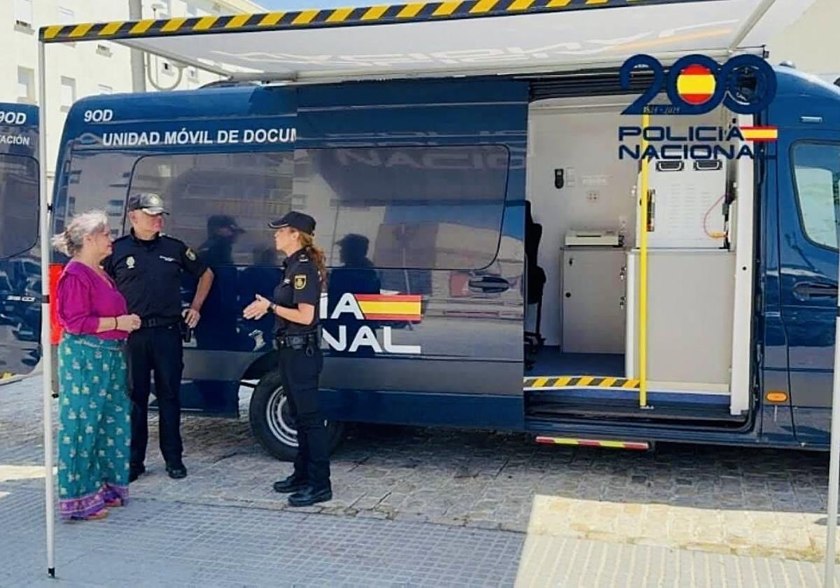 Nuev vehículo móvil para expedir el DNI y el pasaporte.