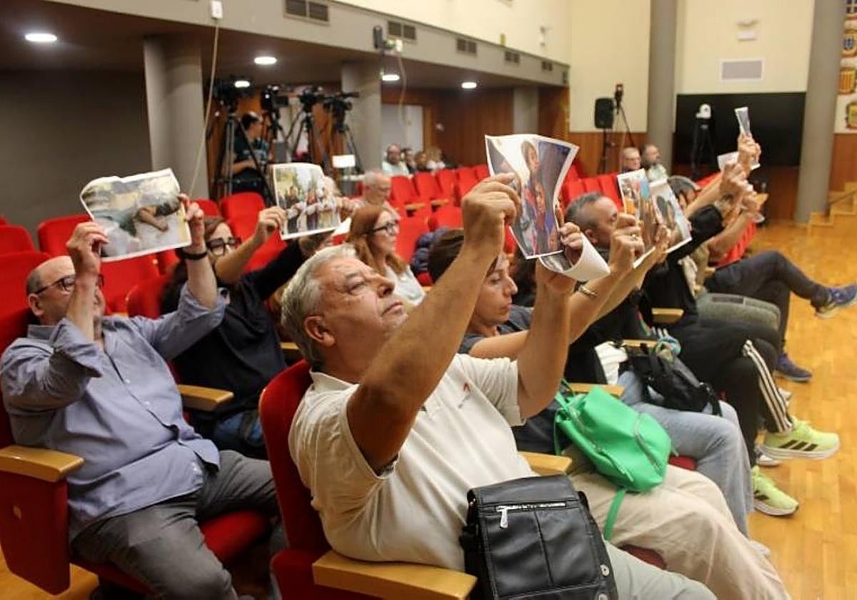 Vecinos, en el Pleno con fotos de palestinos víctimas de Israel.