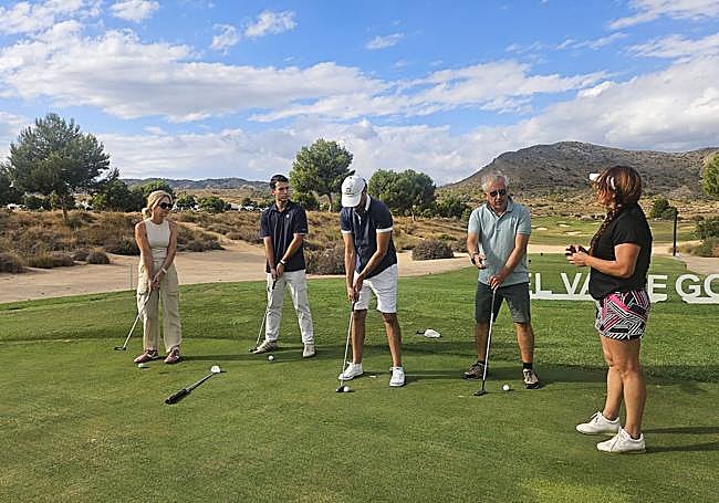 Primer contacto. Belén Muñoz (i), escuchando a la profesora en las inmediaciones del 'green' de prácticas. A su lado, su hijo Pedro y sus compañeros de grupo Fran y Gustavo.