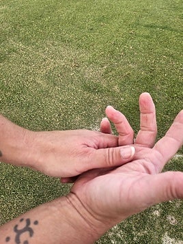 Diseñados para este deporte. La profesional Maribel Romero señala«el hueco previsto en la mano para colocar un palo de golf».