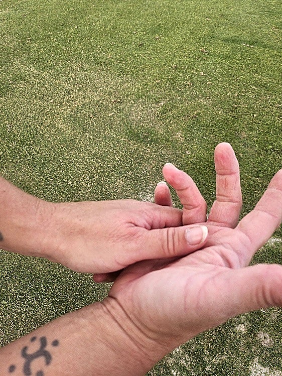 Diseñados para este deporte. La profesional Maribel Romero señala«el hueco previsto en la mano para colocar un palo de golf».