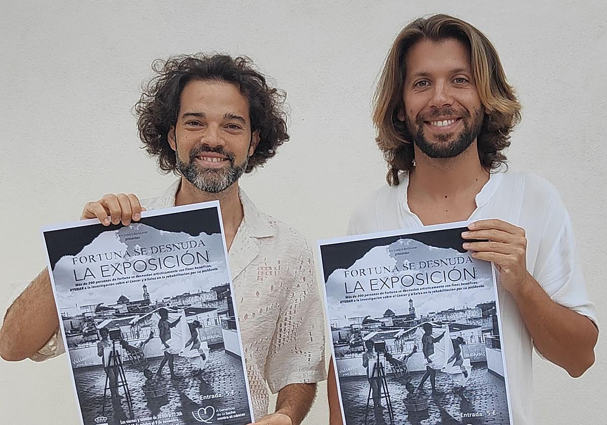 Los fotógrafos Juanjo Ramírez y David Cantó, con el cartel de la exposición.