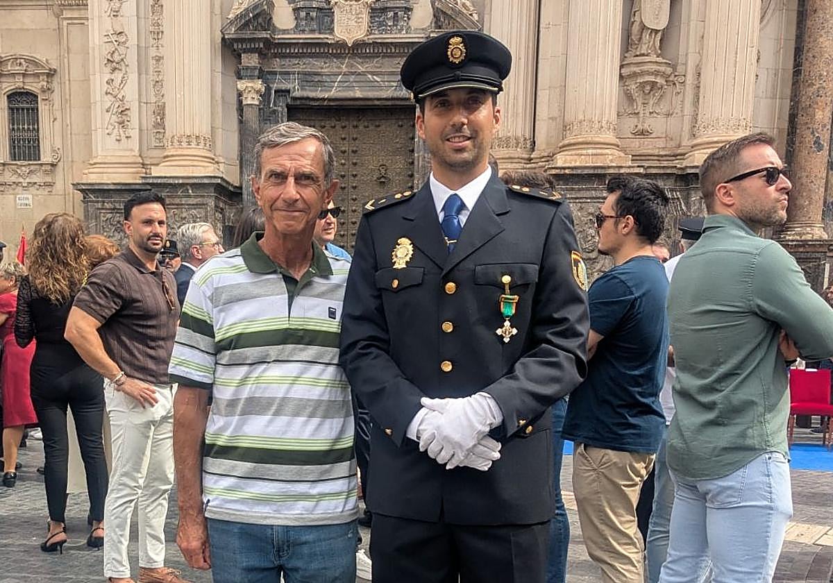 Eduardo Fabián García, junto al agente Francisco Javier Molina.