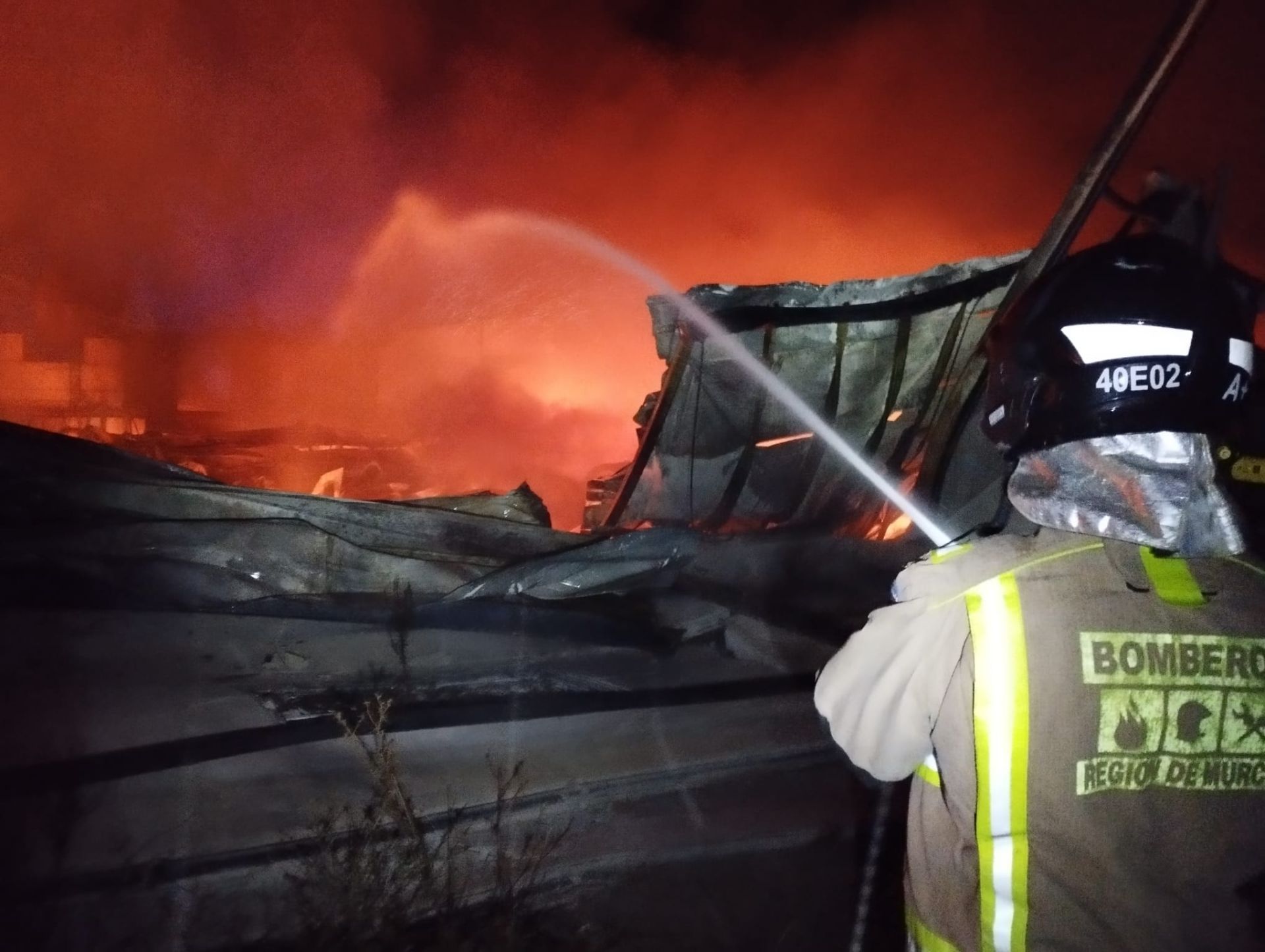 Un bombero trabaja en la fábrica incendiada este jueves.