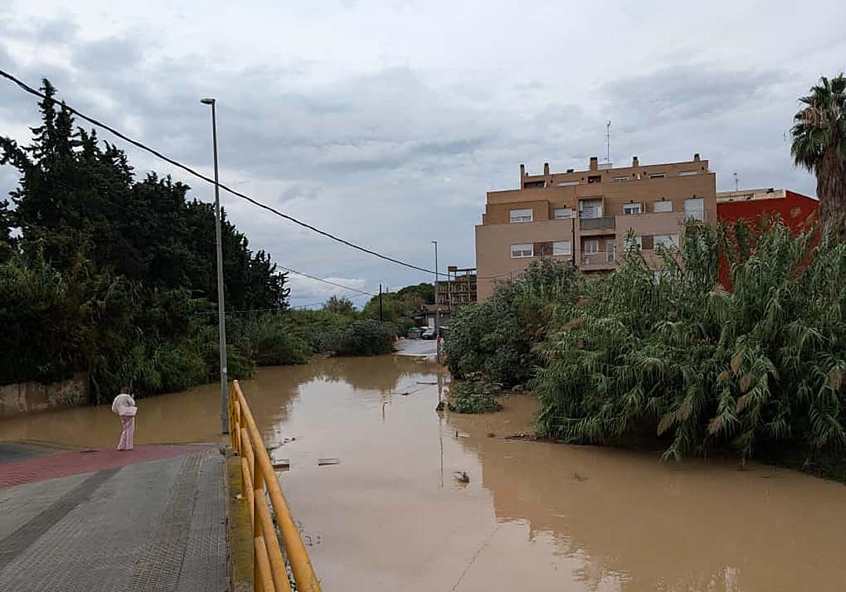 La rambla del Secano, en Torreagüera, inundada tras las lluvias de este jueves.
