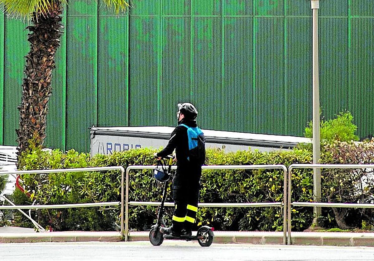 Un trabajador se desplaza en patín eléctrico en Navantia.