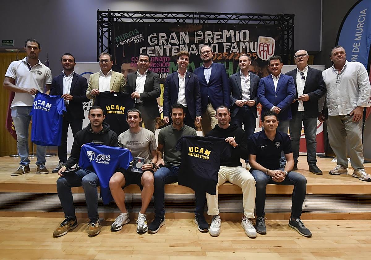 Foto de familia en la presentación de 'Atletismo en la calle'.