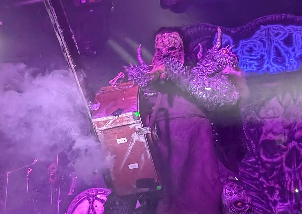 Imagen secundaria 1 - Mr. Lordi provocó al público con una manguera de humo y una sierra eléctrica. Abajo izquierda, Nalle, que sustituyó a Hella al teclado.