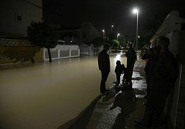 Una calle de Los Alcázares, inundada, este viernes por la noche.