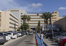Varios usuarios transitan por la zona de aparcamiento frente al hospital del Rosell en una imagen reciente.