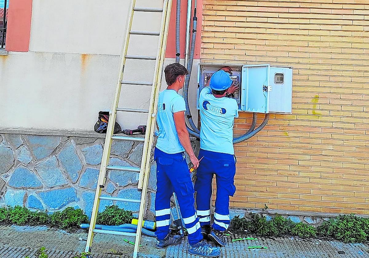 Dos operarios, en las instalaciones de La Maquinista de Levante, en una foto de archivo.