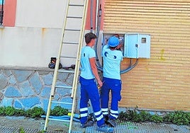 Dos operarios, en las instalaciones de La Maquinista de Levante, en una foto de archivo.