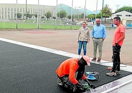La alcaldesa supervisa las obras en el polideportivo.