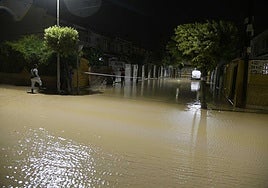 Calles anegadas a medianoche en el barrio de La Dorada, en Los Alcázares.