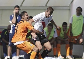 Juan Carlos Ceballos trata de frenar el avance de Álex Rubio, en el Sevilla Atlético-Cartagena del 14 de octubre de 2012.