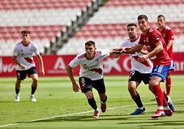 El mediocentro Edu Altozano y el defensa Sergio Martínez esperan al remate en un saque de esquina durante el partido del Sevilla Atlético ante el Tarazona.