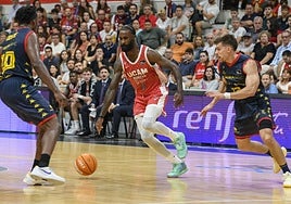 Sant-Roos lleva la posesión en el duelo ante el Andorra.