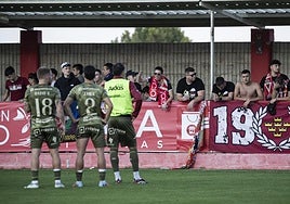 Los aficionados del Real Murcia pidiendo explicaciones a sus jugadores.