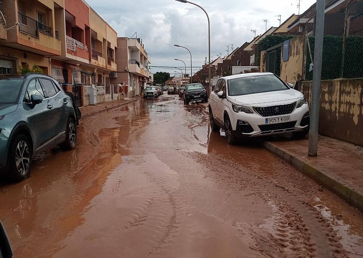 Imagen secundaria 1 - Así amanecían este sábado las calles de El Algar