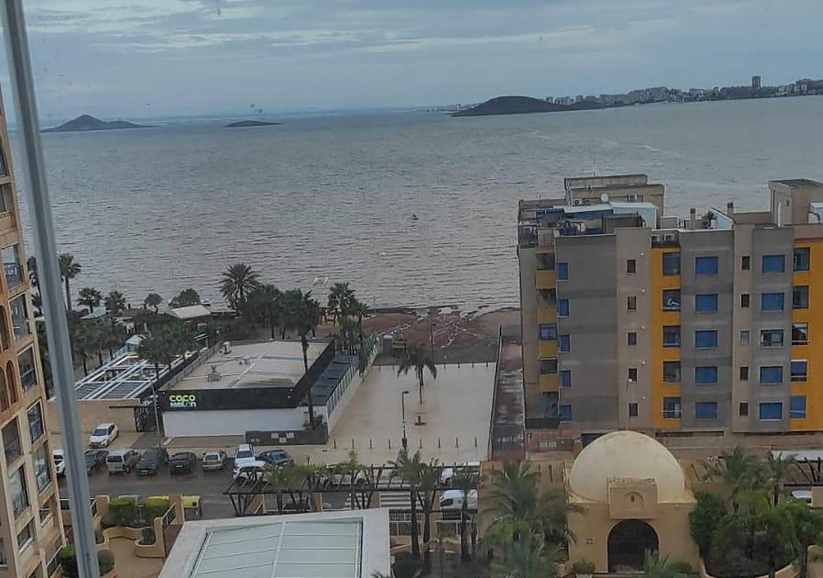 Imagen principal - Aspecto que presentaban a primera hora de la mañana las calles y la playa de Playa Honda.