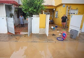 Vecinos de San Javier se afanan en retirar el barro de sus viviendas, este sábado.