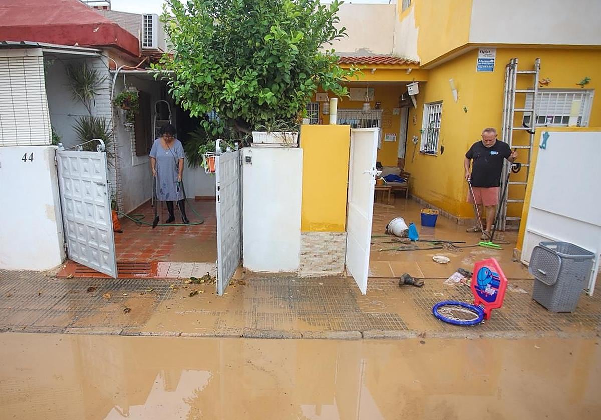 Vecinos de San Javier se afanan en retirar el barro de sus viviendas, este sábado.