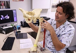 César Salcedo, en su consulta del Infantil de La Arrixaca, explica las características de la enfermedad ayudado de sendos modelos de un fémur y una cadera.