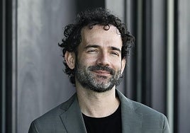 Luis López Carrasco ganó dos premios Goya por 'El año del descubrimiento' y el Premio Herralde con la novela 'El desierto blanco'.