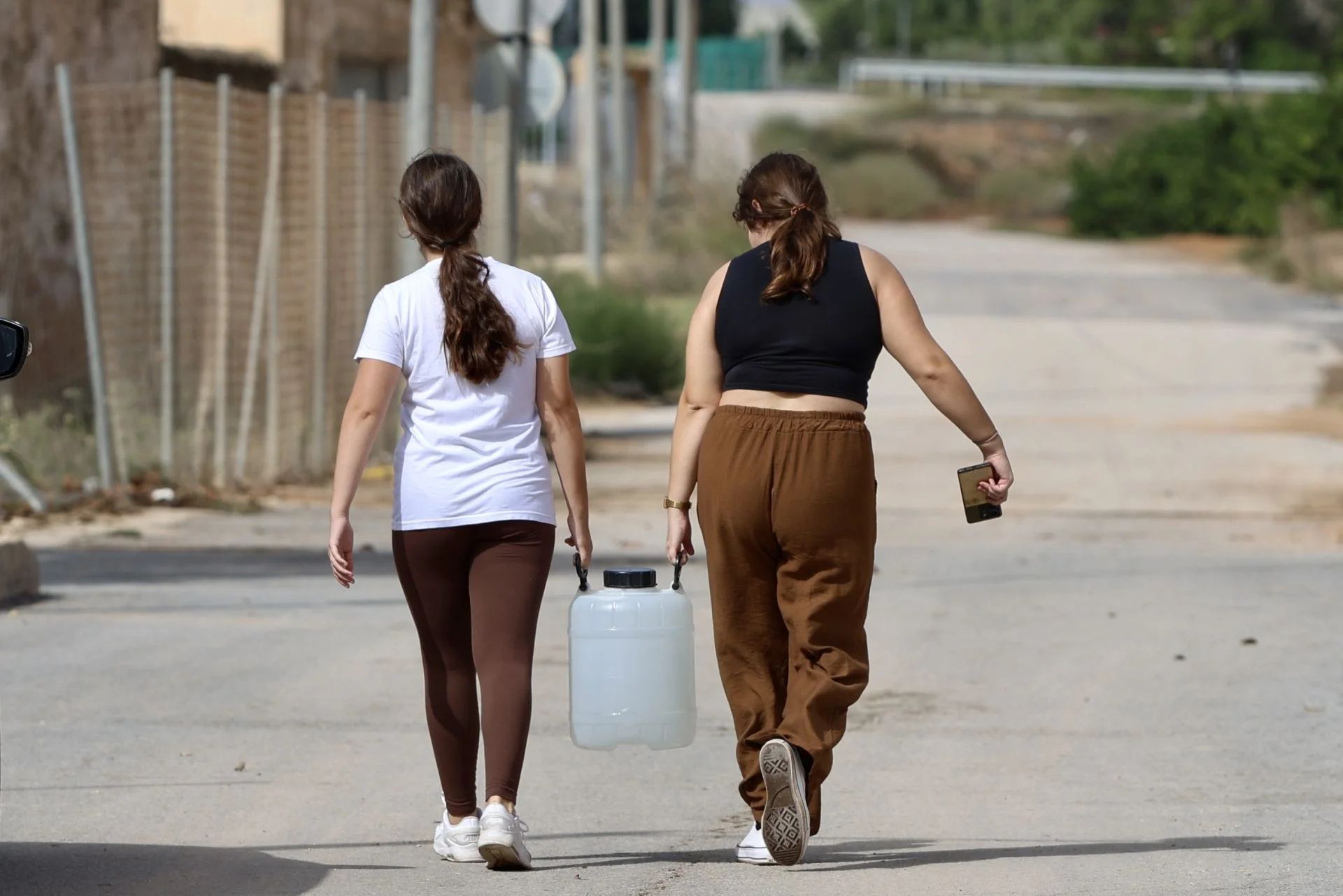 El reparto de agua en las zonas de la Región de Murcia más afectadas por el paso de la dana &#039;Alice&#039;, en imágenes