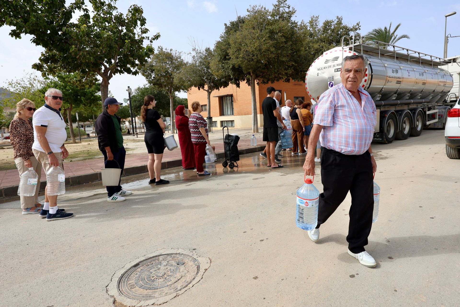 El reparto de agua en las zonas de la Región de Murcia más afectadas por el paso de la dana &#039;Alice&#039;, en imágenes