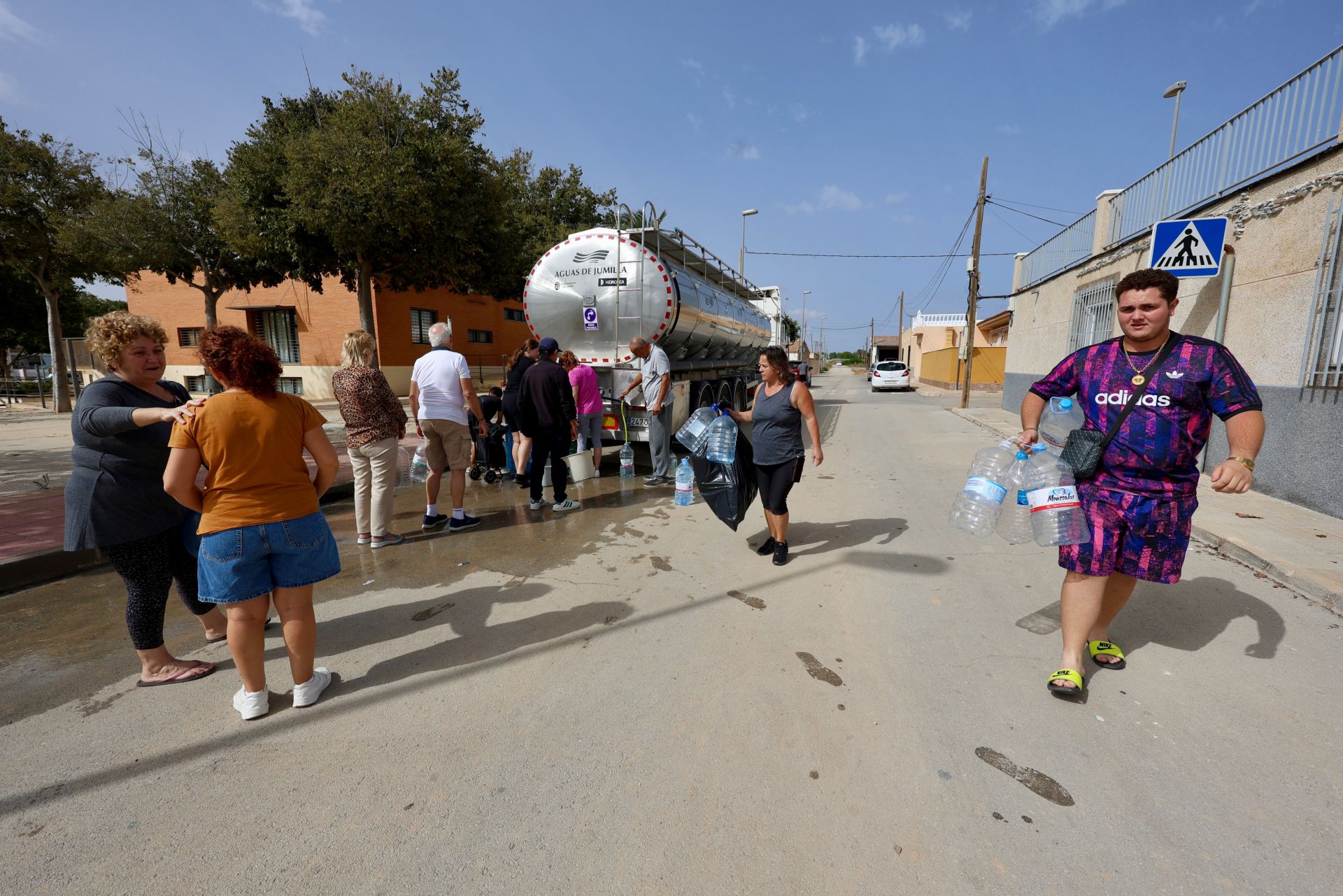 El reparto de agua en las zonas de la Región de Murcia más afectadas por el paso de la dana &#039;Alice&#039;, en imágenes