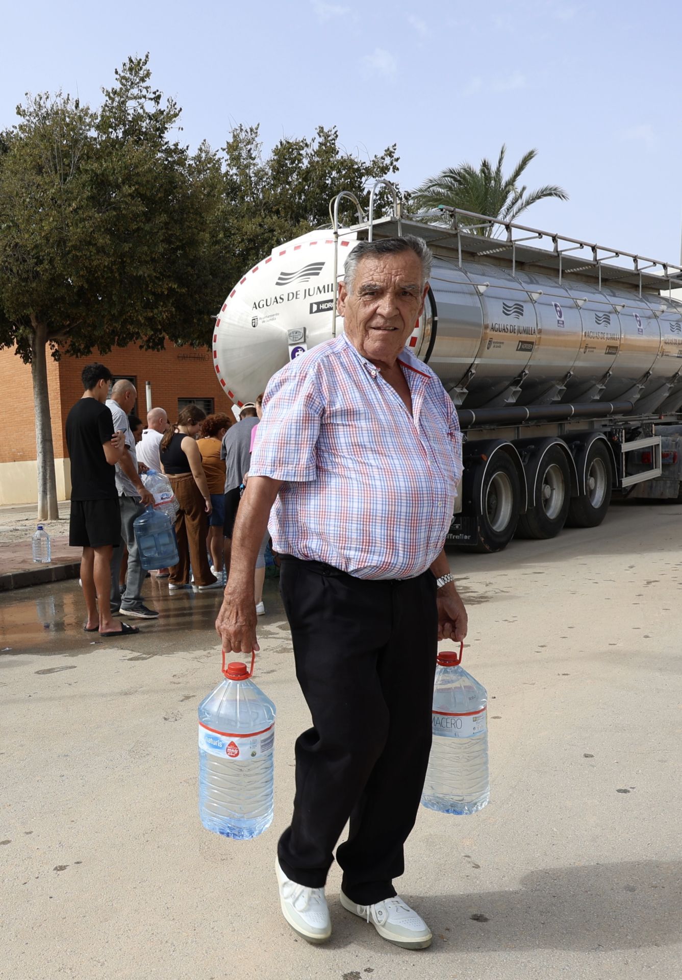 El reparto de agua en las zonas de la Región de Murcia más afectadas por el paso de la dana &#039;Alice&#039;, en imágenes