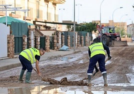 Operarios de servicios públicos, este domingo, en La Ribera.