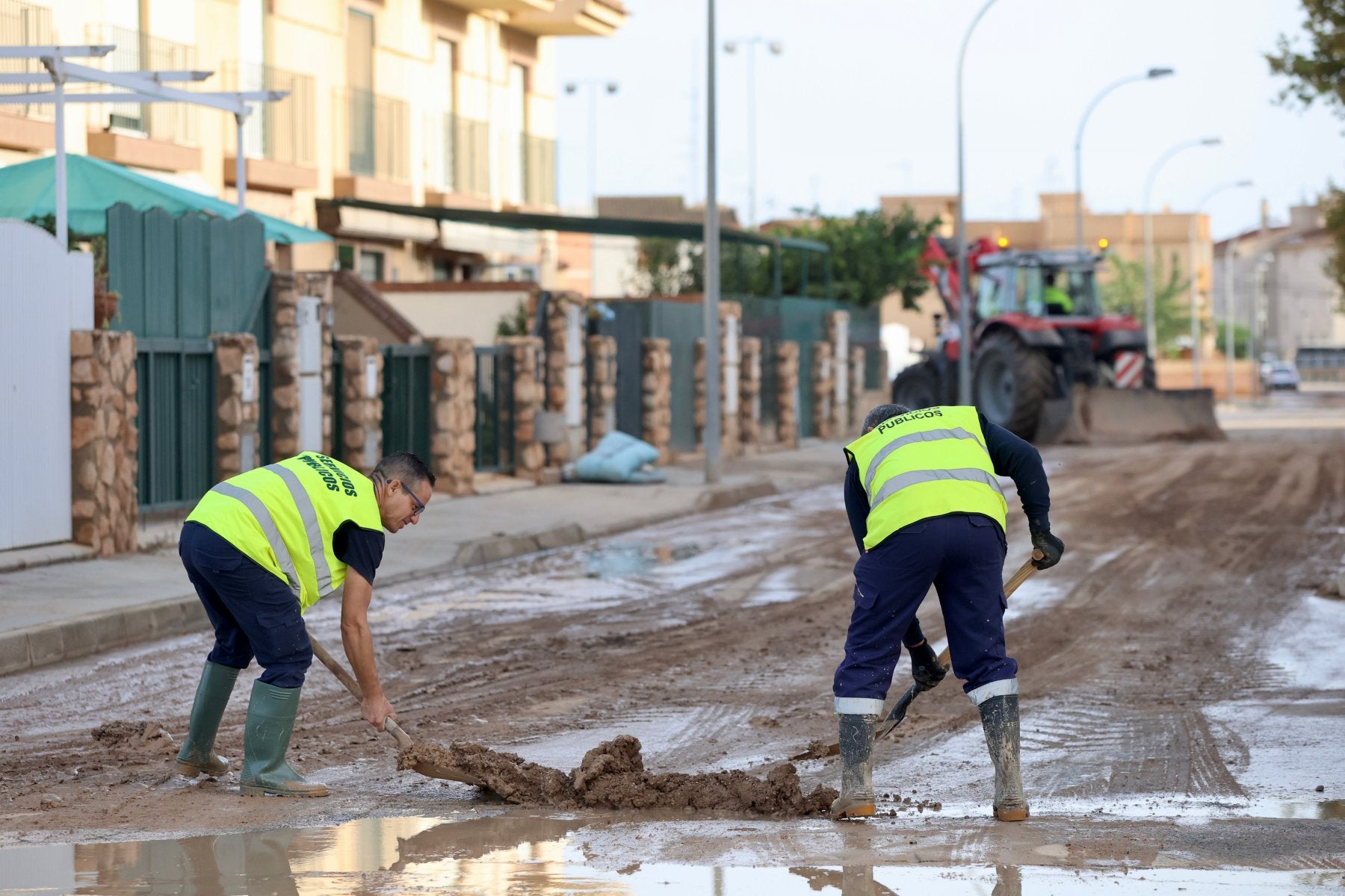 Operarios de servicios públicos, este domingo, en La Ribera.