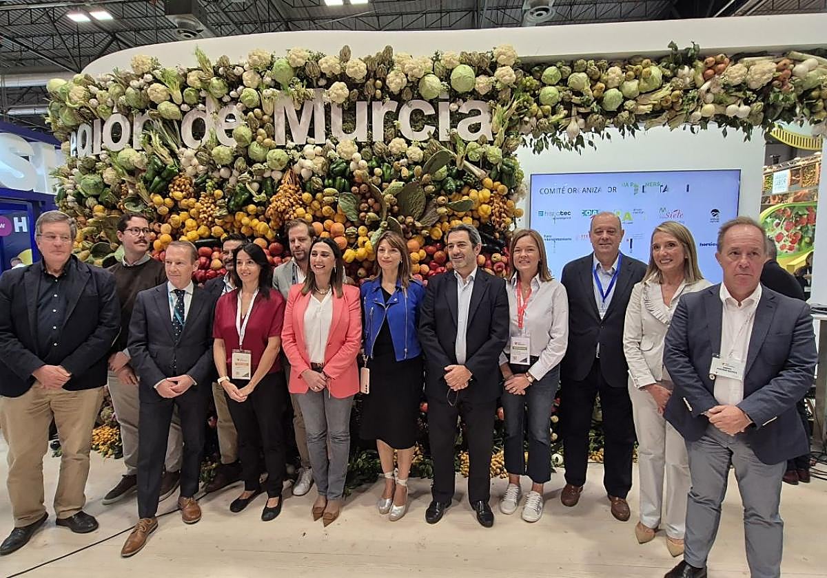 Foto de familia del comité organizador de DATAGRI, en el estand de la Región de Murcia en Fruit Attraction.