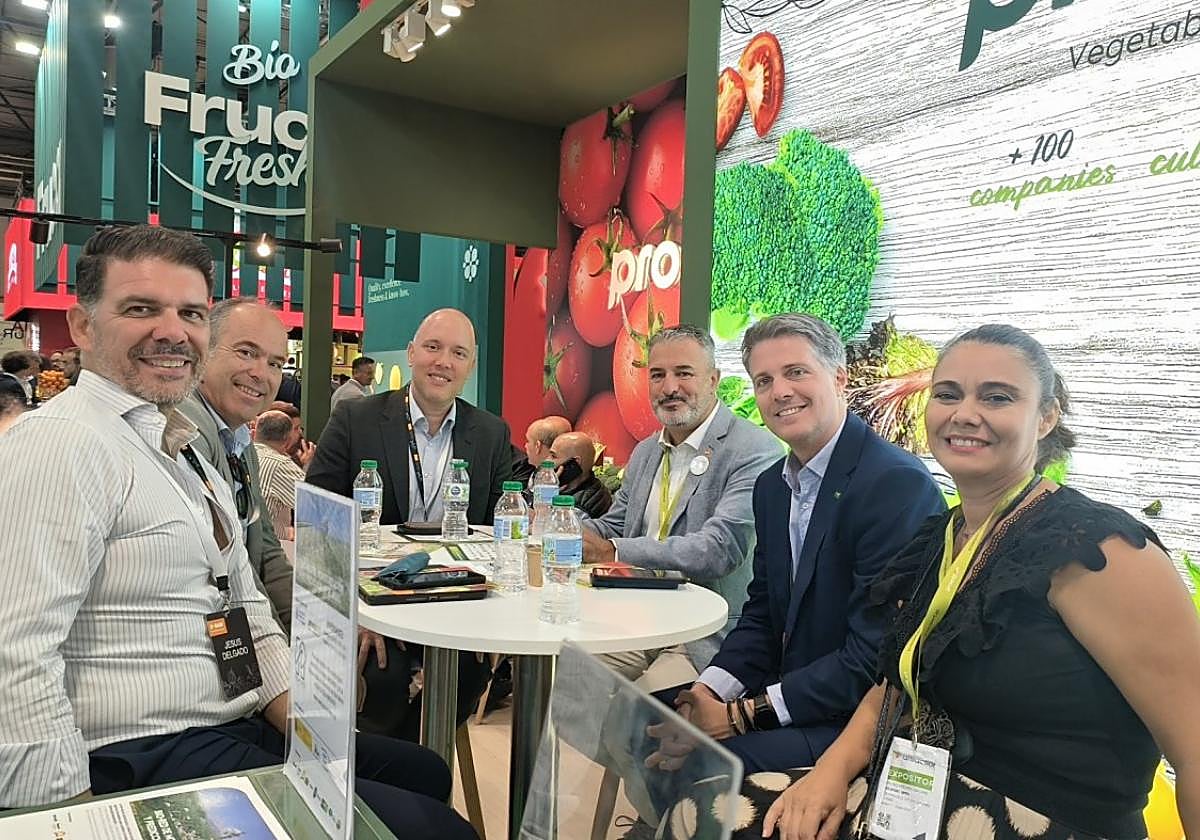 Reunión en el estand de Proexport de Fruit Attraction con el vicepresidente de BASF Agricultural Solutions, Gustavo Palerosi (centro).