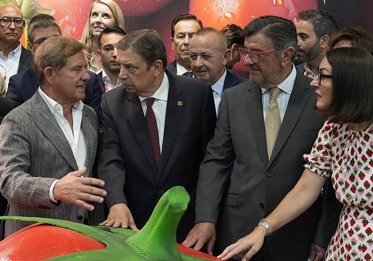 Mariano Zapata conversa con el ministro de Agricultura, Pesca y Alimentación, Luis Planas, durante su visita al estand de Proexport en la feria Fruit Attraction.