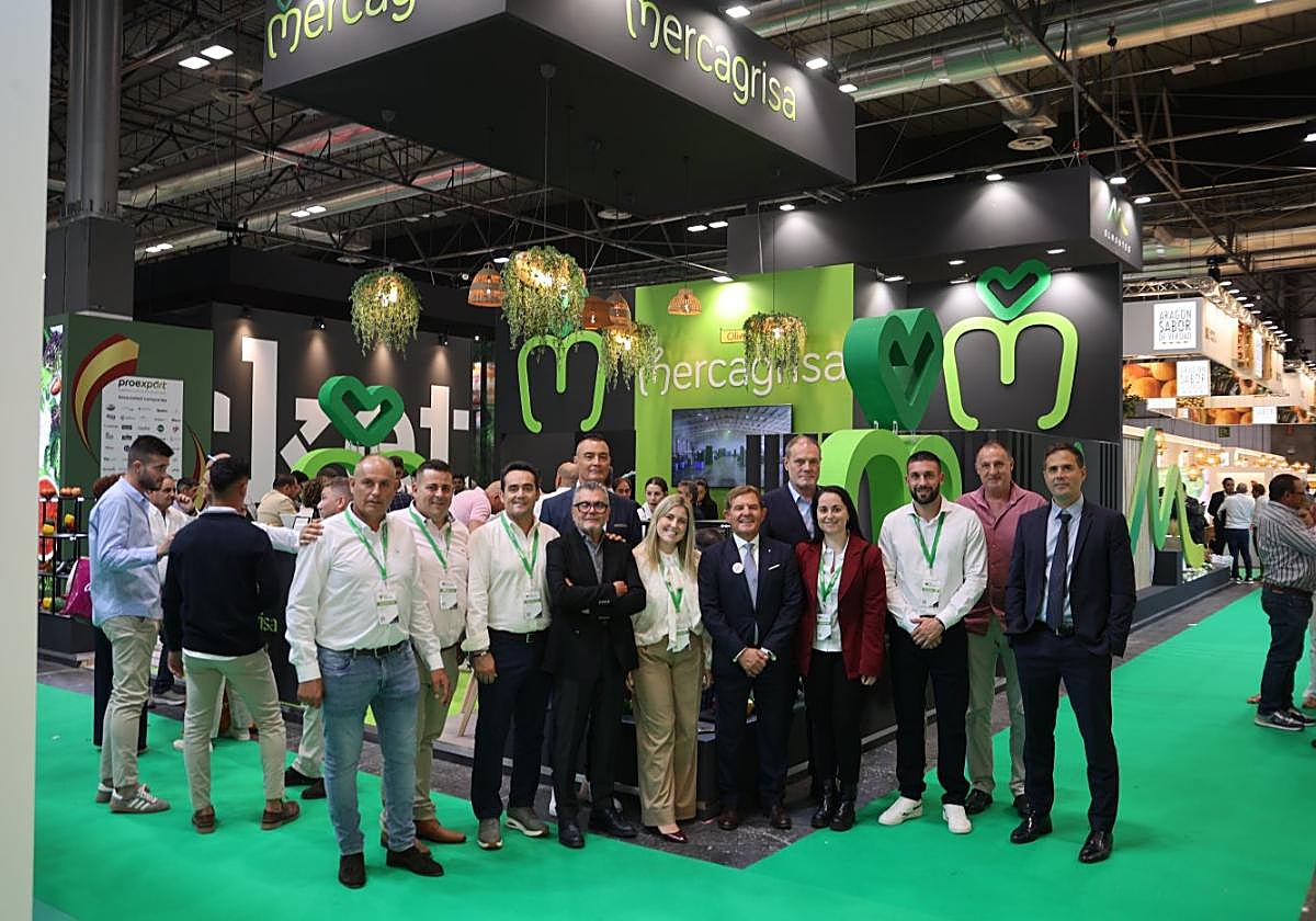 Mariano Zapata, gerente de Mercagrisa (6d), junto el equipo presente en Fruit Attraction.