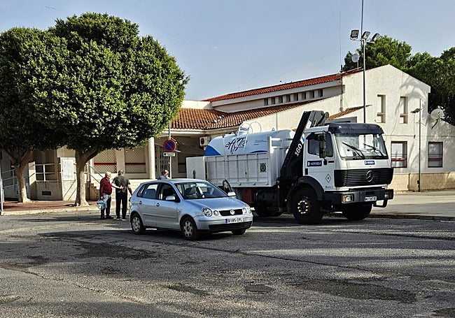 Un camión cisterna reparte agua potable a los vecinos de Dolores de Pacheco (Torre Pacheco), esta mañana.