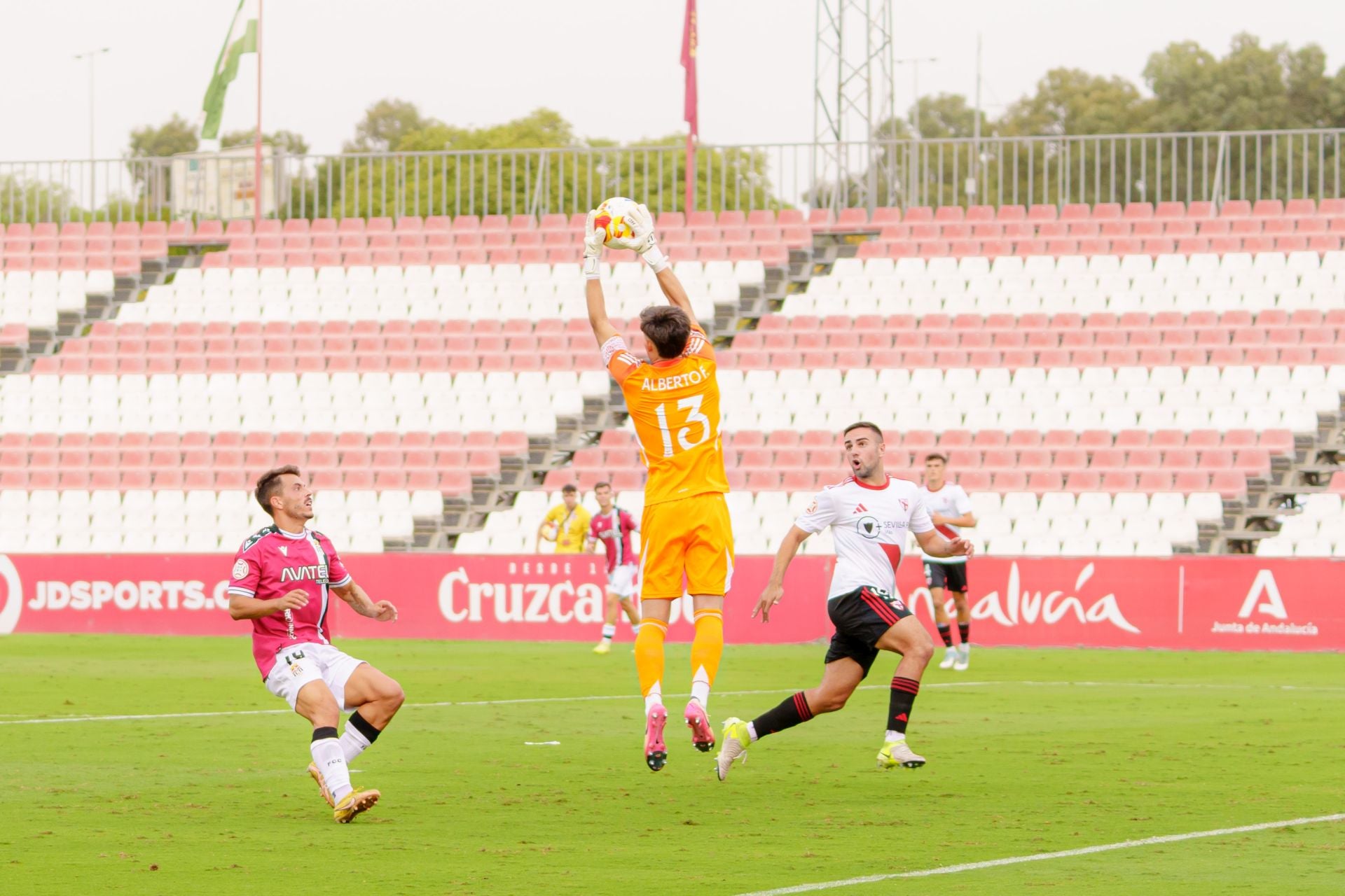 El FC Cartagena naufraga ante el Sevilla Atlético, en imágenes
