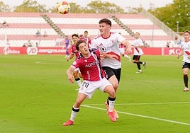 Diego Gómez peleando la posesión del balón.