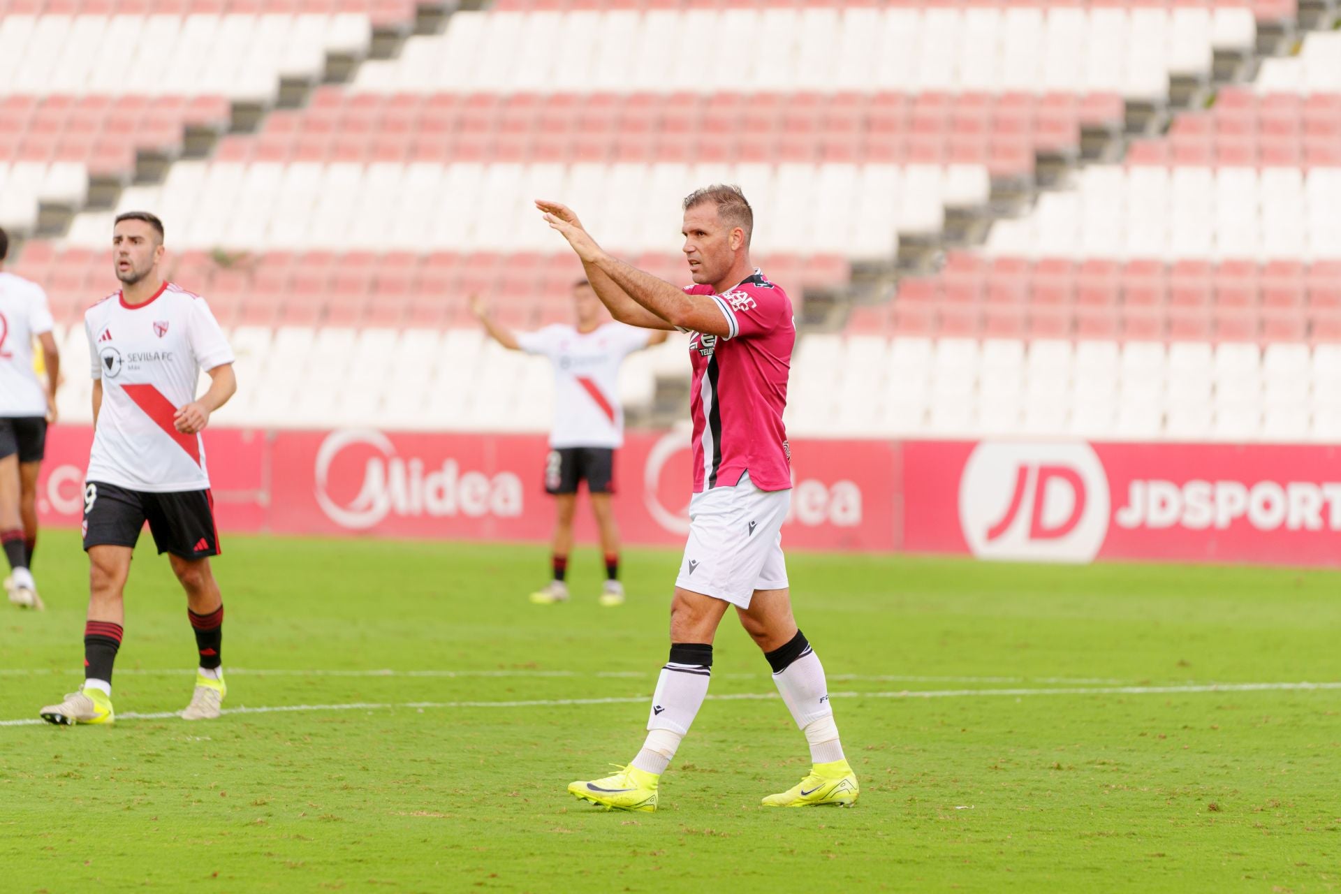 El FC Cartagena naufraga ante el Sevilla Atlético, en imágenes