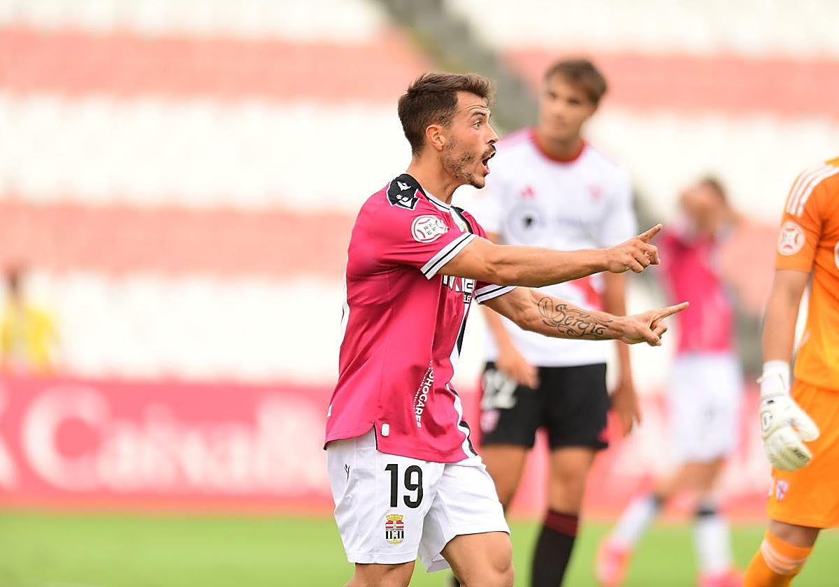 Chiki protesta al árbitro.