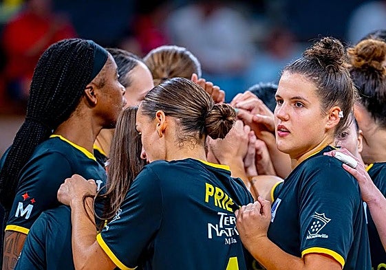 Las jugadoras del HG Jairis animándose en la piña previa al comienzo del segundo tiempo.