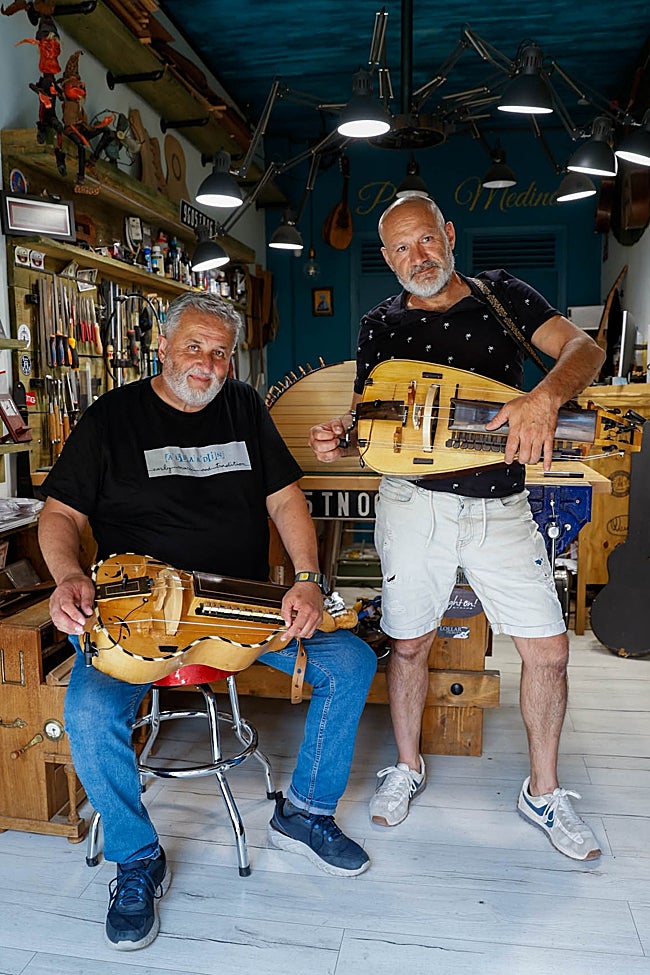 Pedro Gómez y Pedro Medina, con sendas zanfonas entre las manos, forman Albardín.
