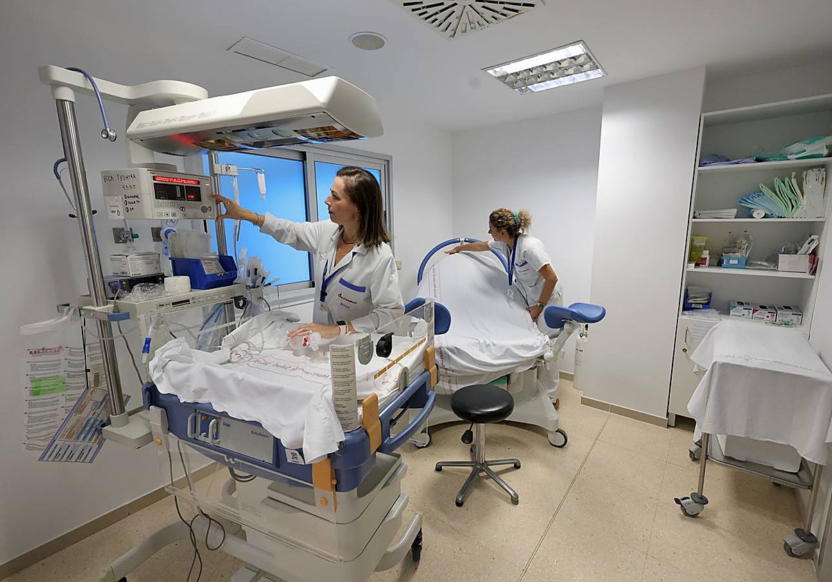 Celine de Mulder, supervisora del Materno Infantil, y Josefina Velázquez, supervisora de Urgencias del Maternal, en el nuevo paritorio.